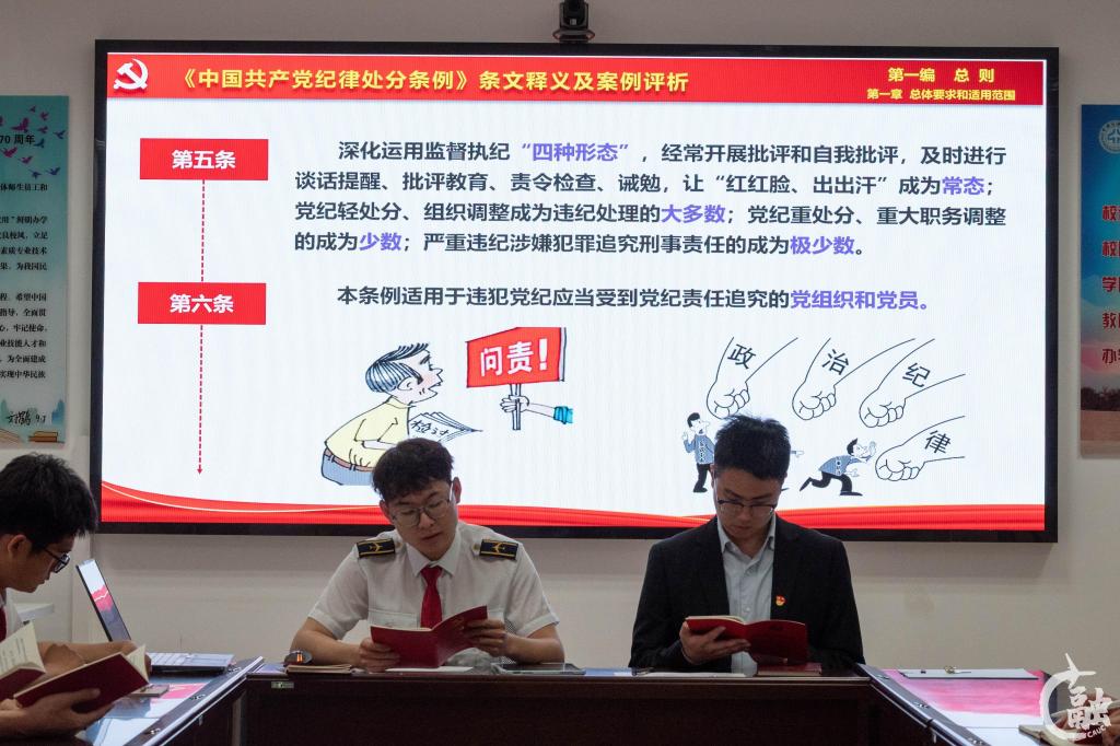 10 电动学院师生读《条例》.jpg