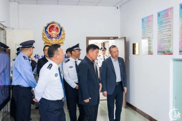 天津市教委、天津市见义勇为协会、东丽区公安分局等单位相关负责人,民警及保卫工作人员一同参观警务室。.jpg