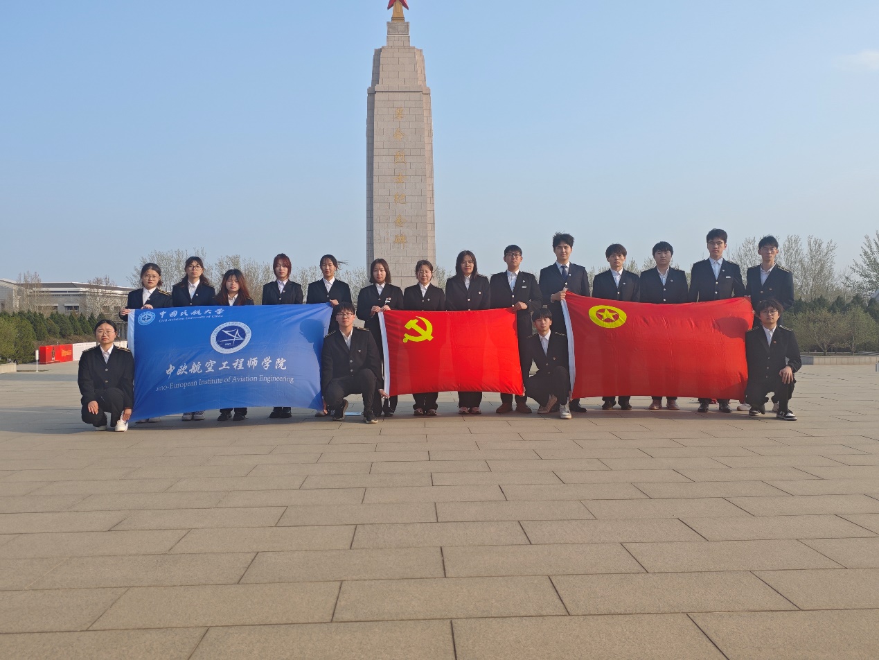广场上的人们描述已自动生成