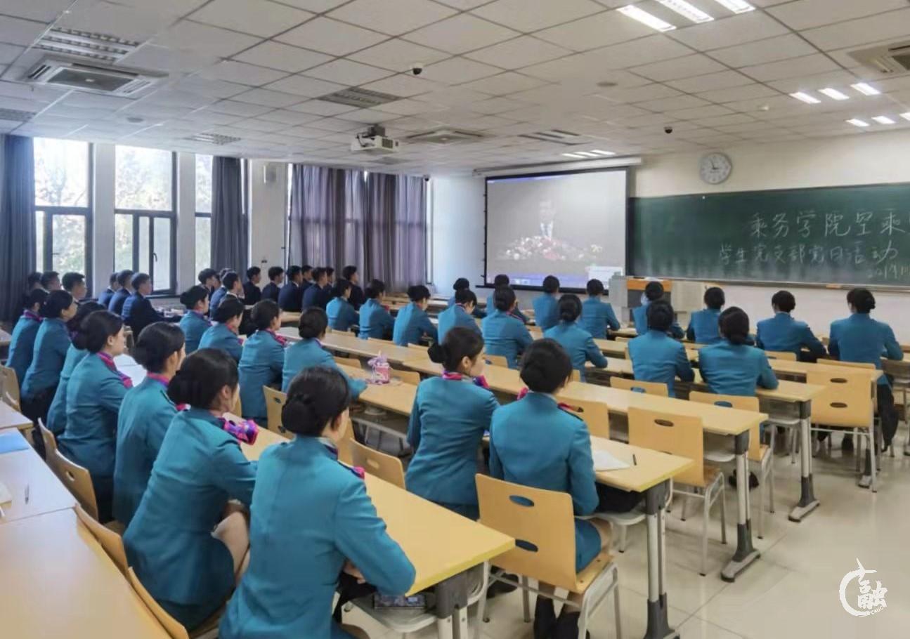 乘务学院学生学习.jpg