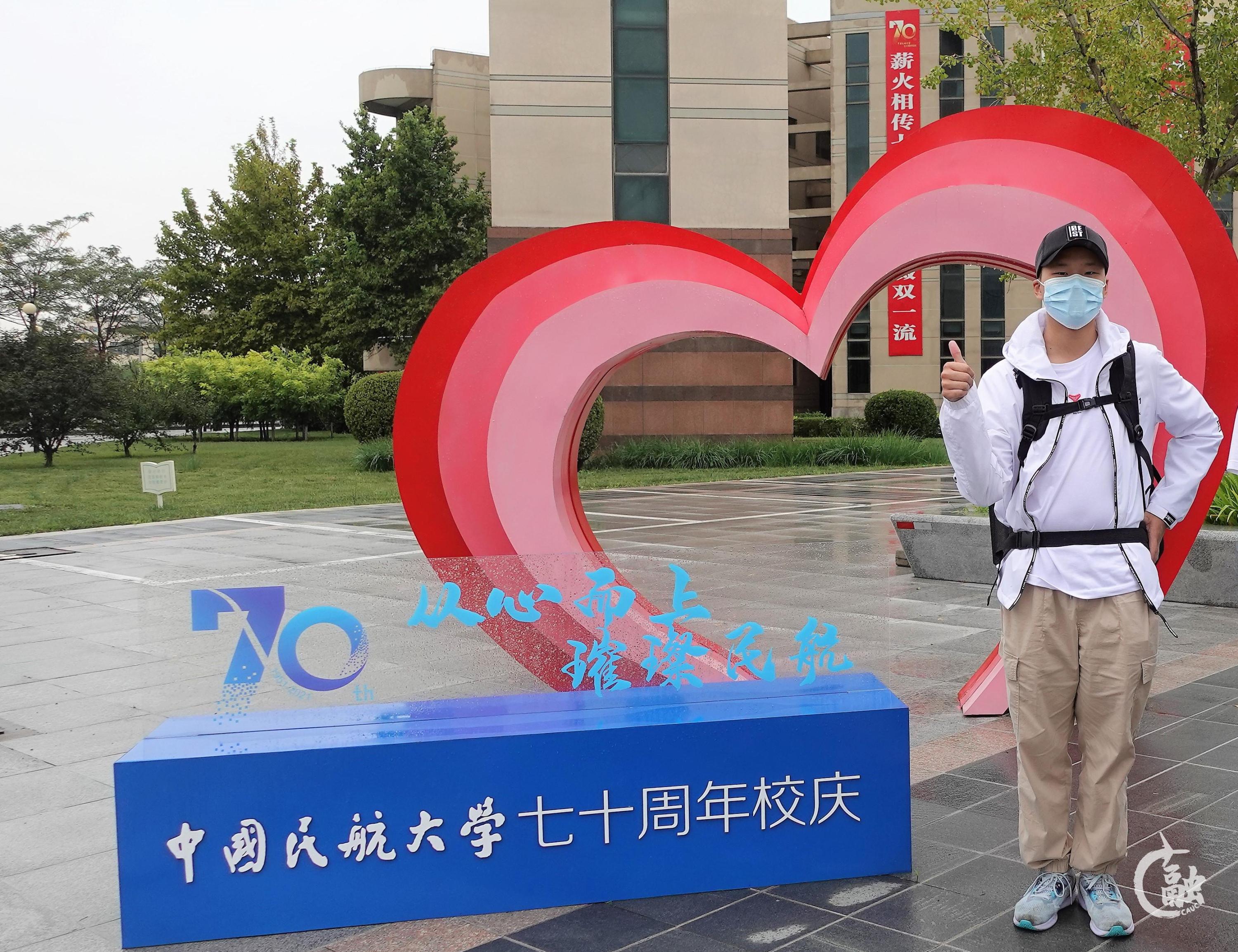 期待校庆大会的新生 .jpg