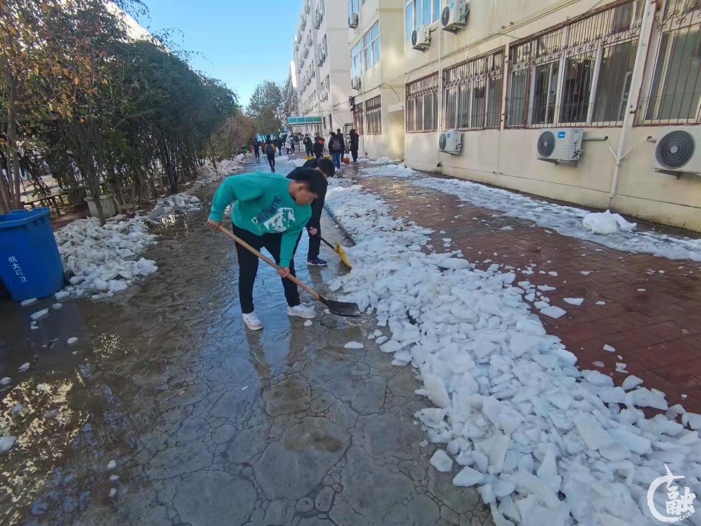 2021年 扫雪除冰.jpg