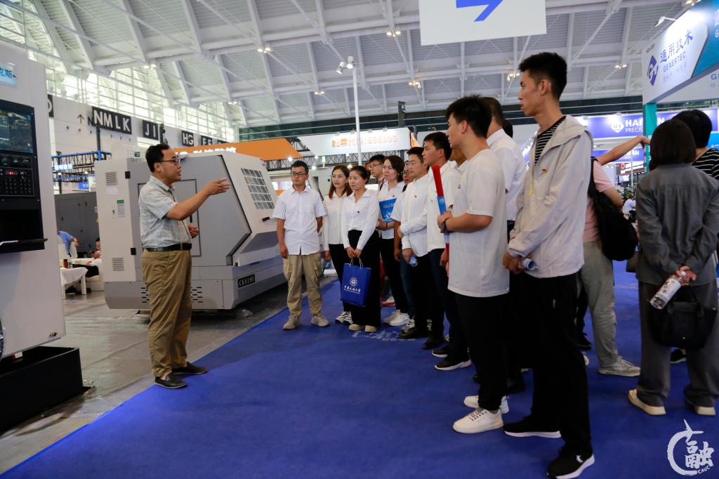 10 博士研究生在天津机床展览会上聆听移动的思政课.jpg