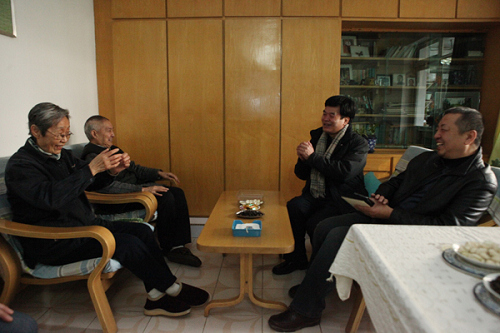 吴桐水看望原副院长刘得一