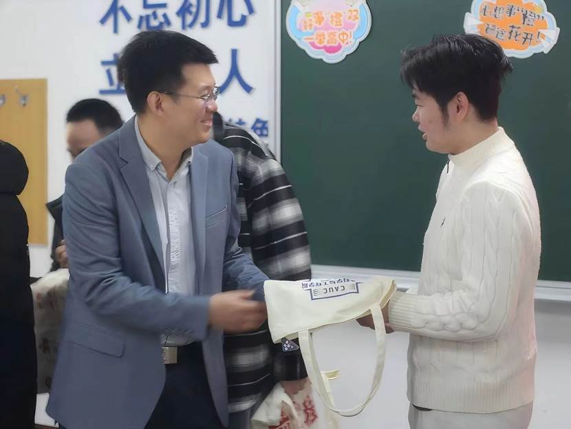 穿着西装笔挺的男子与图片配字 AI 生成的内容可能不正确。