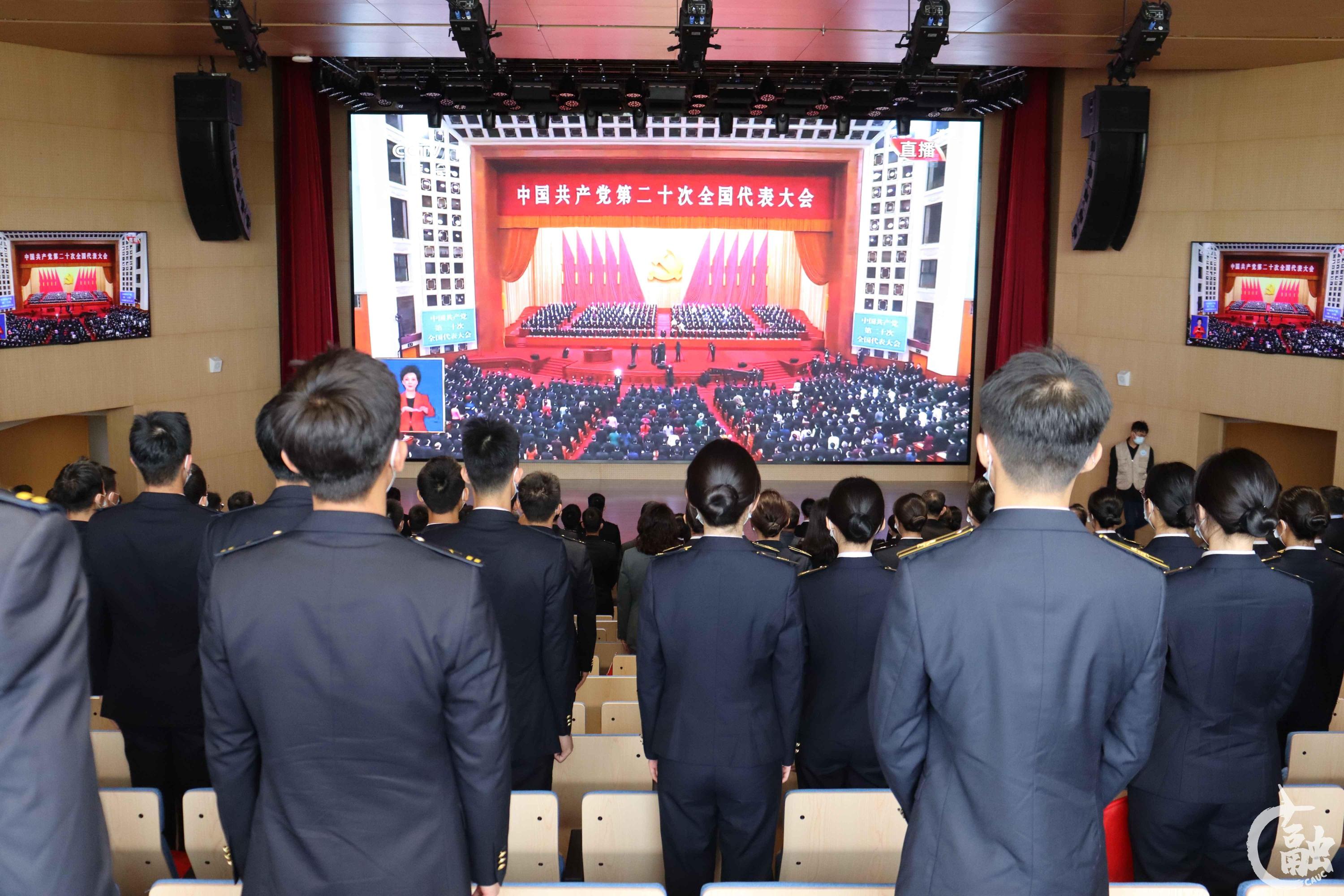 12 学生代表在宁河校区图书馆报告厅观看开幕会 摄影 赵家仪.jpg