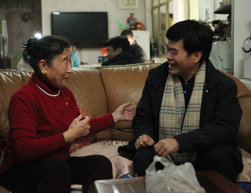 吴桐水看望离休干部赵翠芬