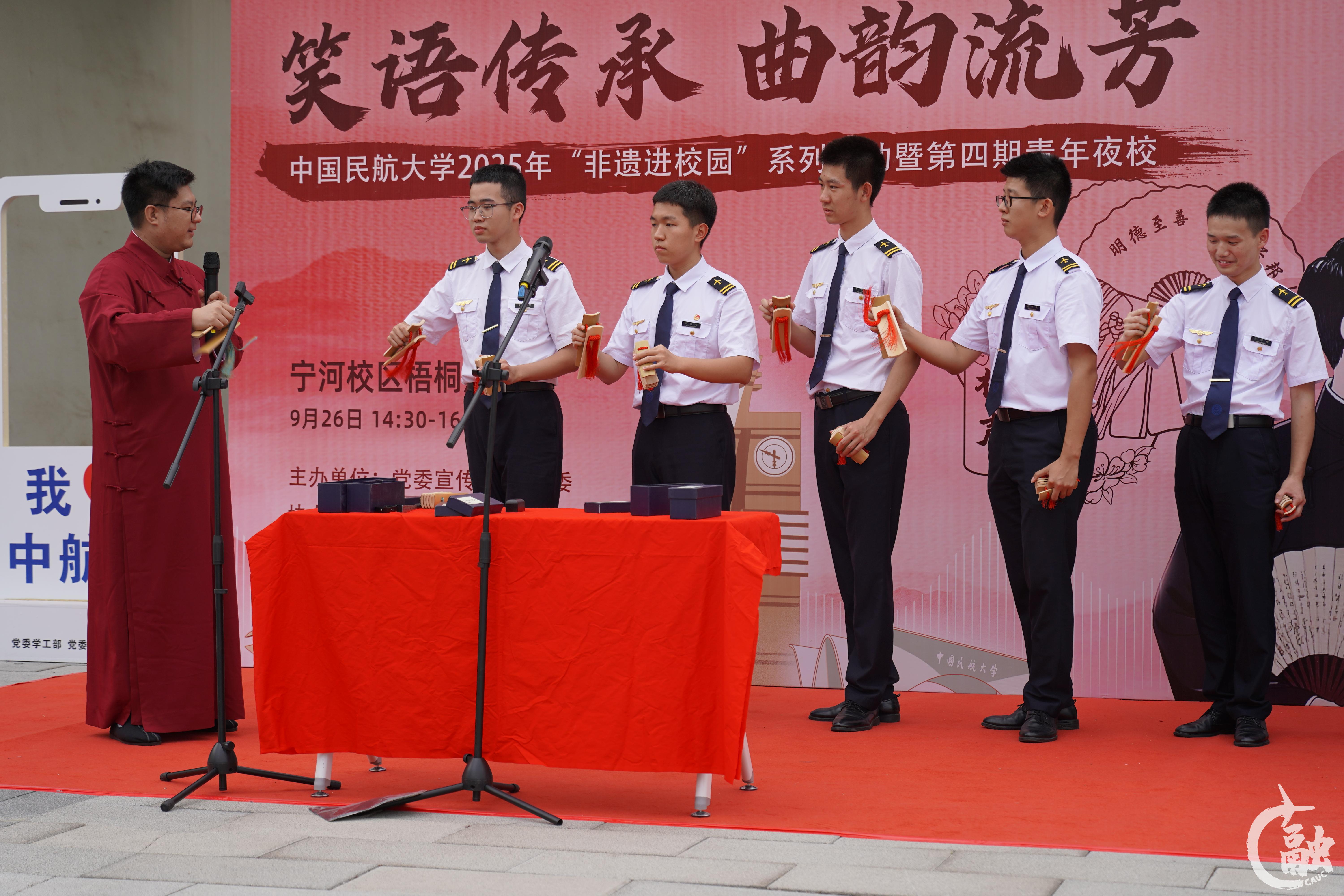 相声传承大师现场传授快板技巧(图片:赵浩博).JPG undefined