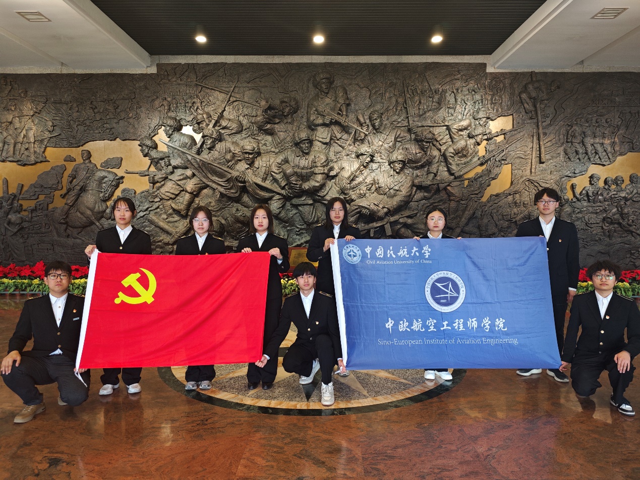 一群人站在台上描述已自动生成