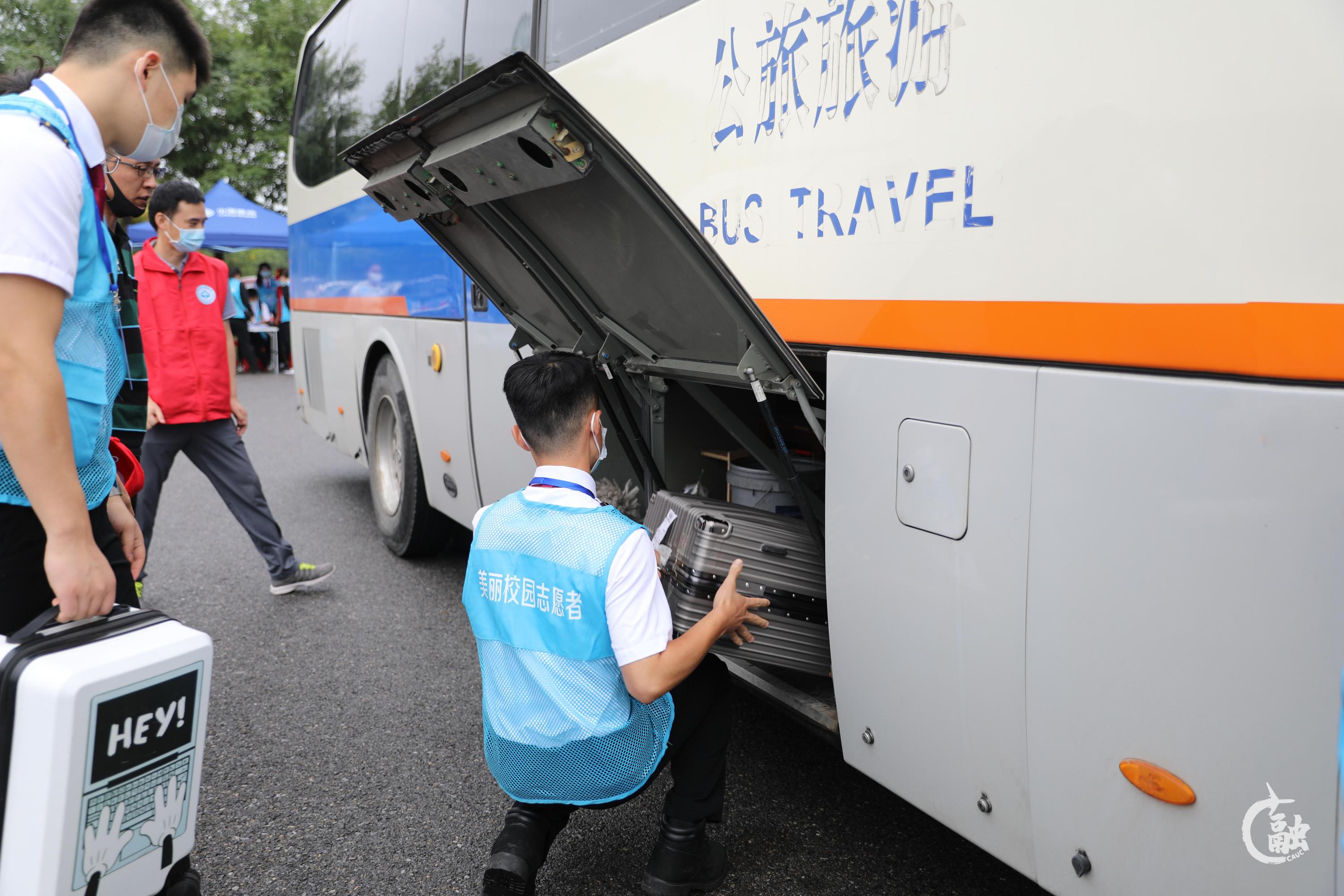 志愿者帮新生搬运行李 王平飞.JPG