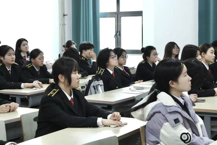 会议室里的人们 AI 生成的内容可能不正确。