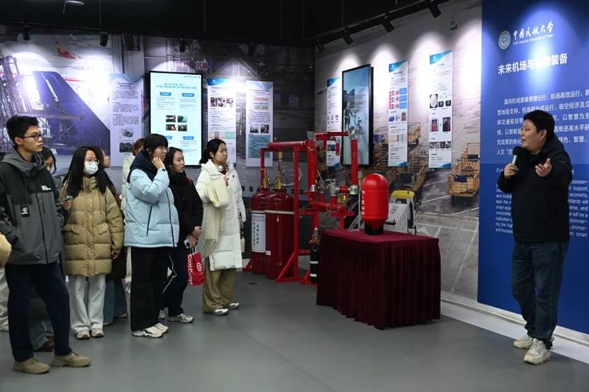 一群人站在商店前 AI 生成的内容可能不正确。