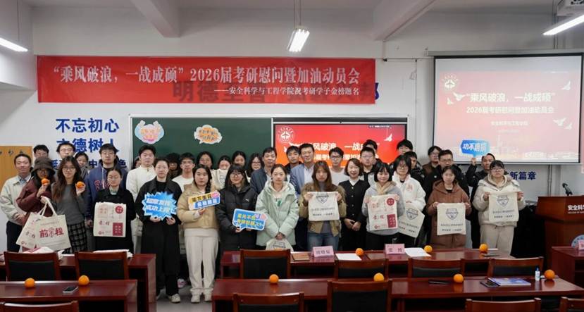 一群人在餐厅里 AI 生成的内容可能不正确。