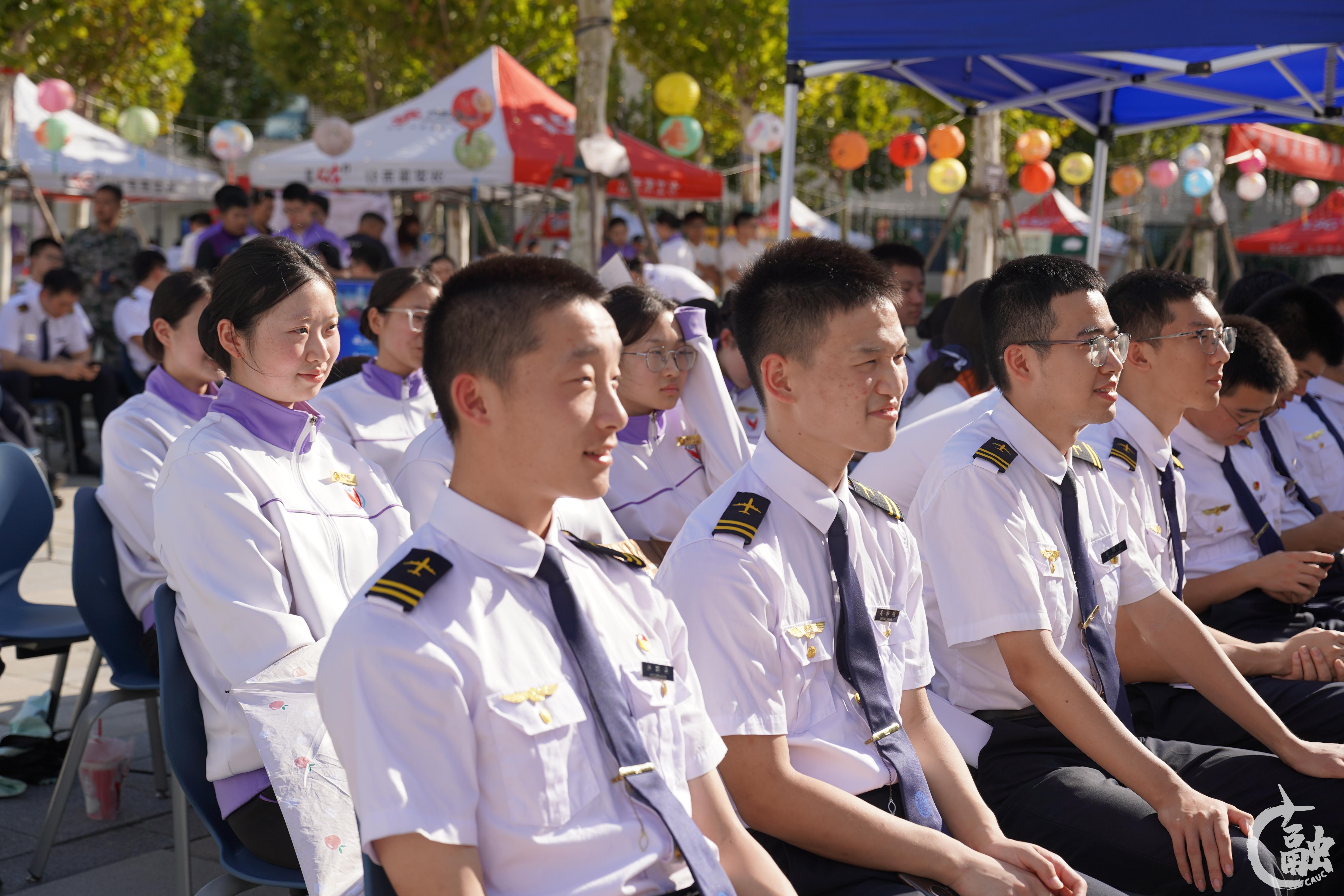 每一个节目都让在场师生沉浸其中,掌声与喝彩声此起彼伏(图片:赵浩博).JPG undefined