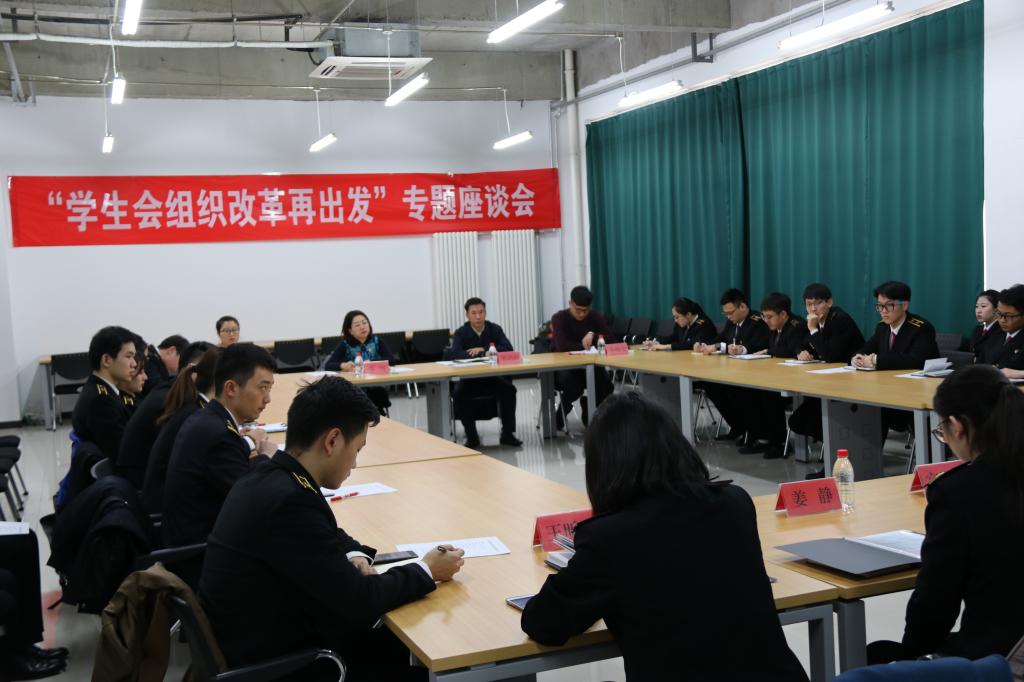 座谈会现场与会代表进行研讨