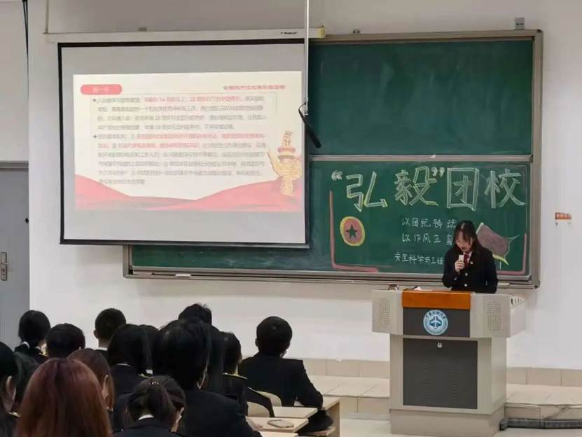 一群人正在听演讲 AI 生成的内容可能不正确。