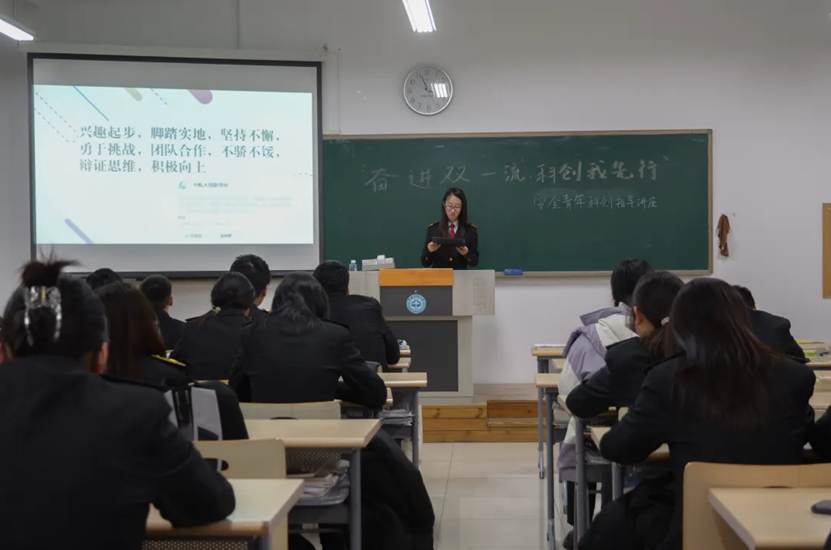 人们在看台上的人在房间里 AI 生成的内容可能不正确。