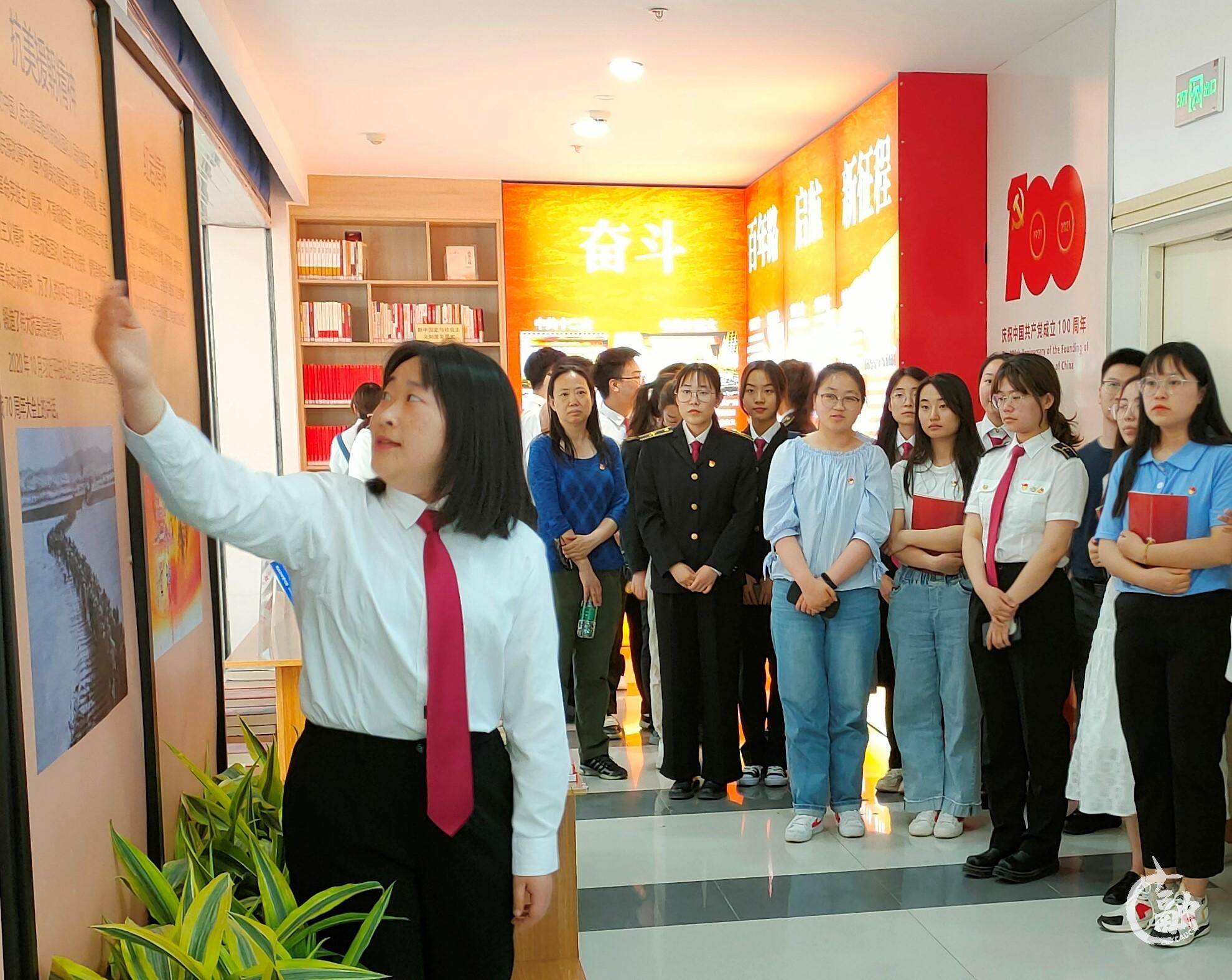 5 师生参观党史书苑.jpg