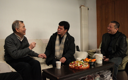 吴桐水看望原纪委书记邹先明