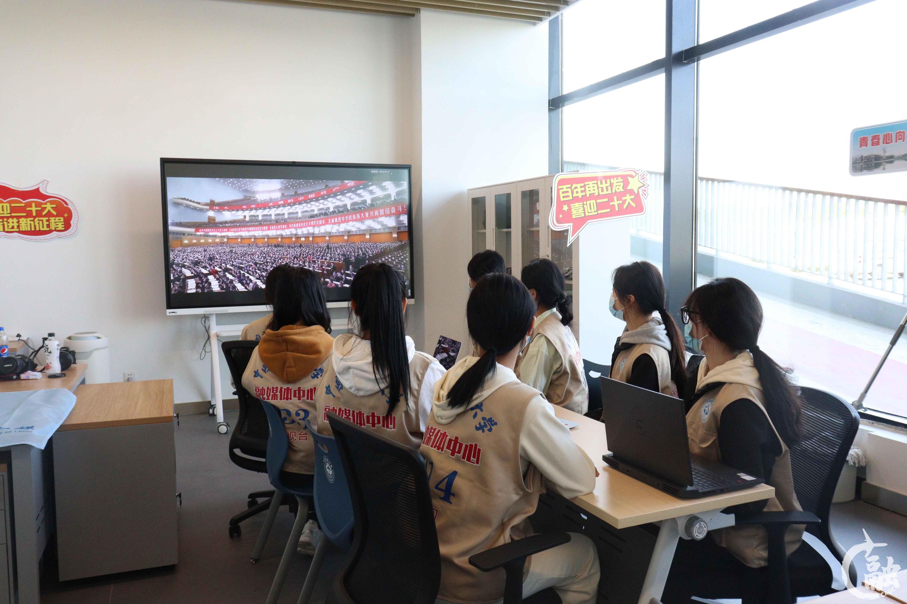 13 学生记者在宁河校区融媒体中心收看开幕会 摄影 尚琎.jpg