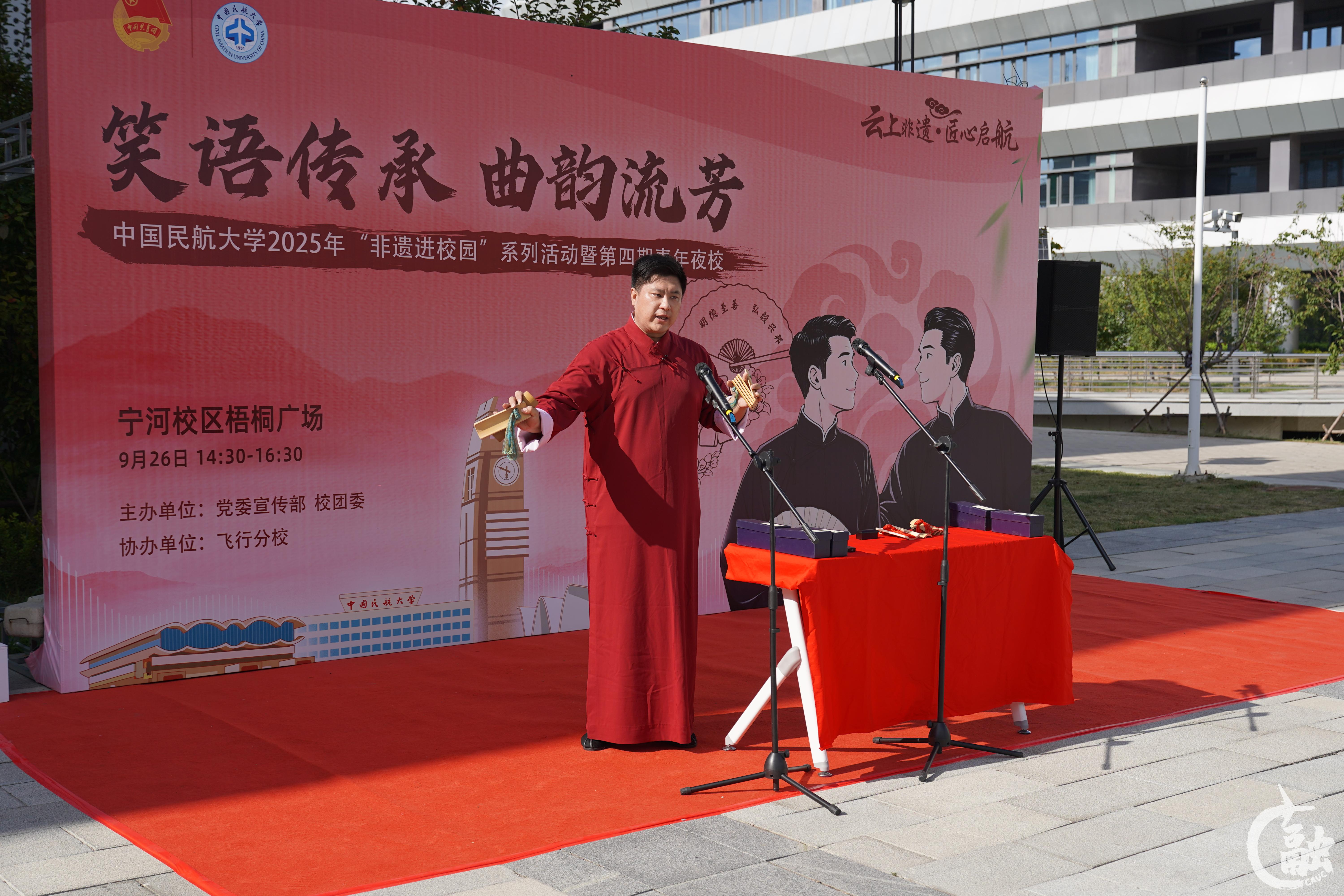 快板节目点燃现场气氛,清脆的竹板声与激昂的唱词赢得阵阵掌声(图片:赵浩博).JPG undefined