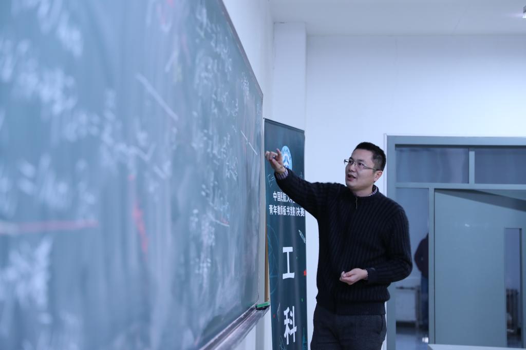 青年教师设计板书进行授课