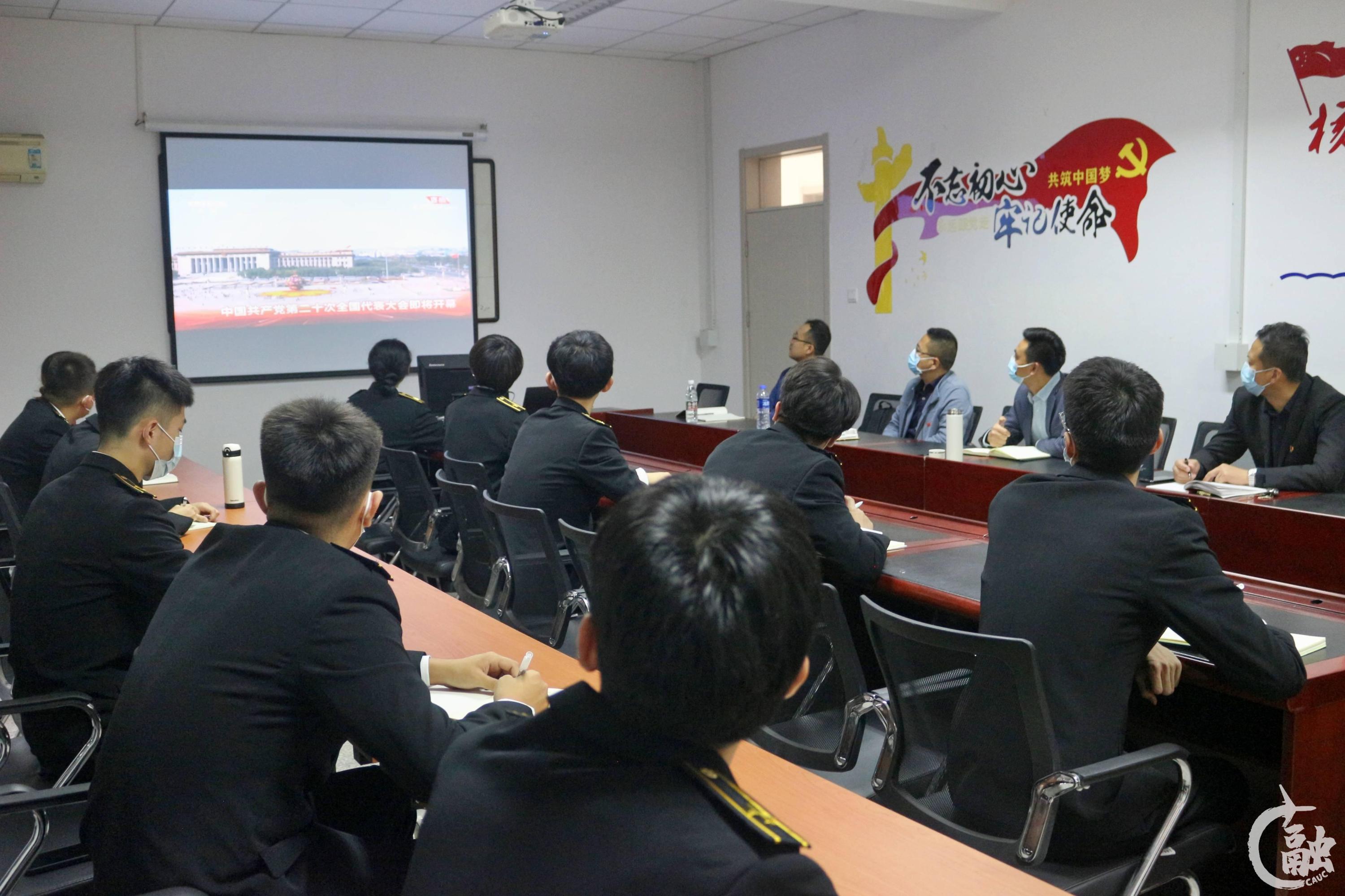 18 职业技术学院师生收看直播.jpg