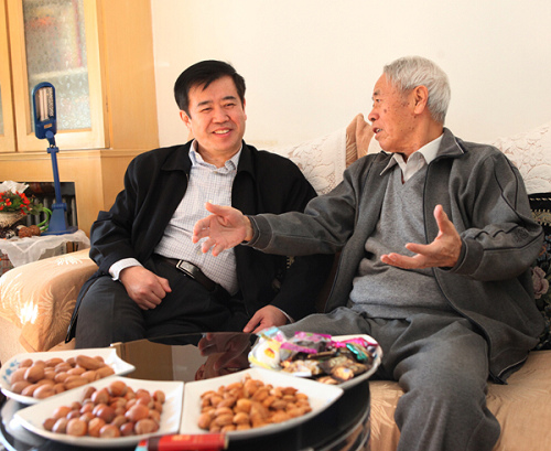 景一宏看望退休老领导经齐官