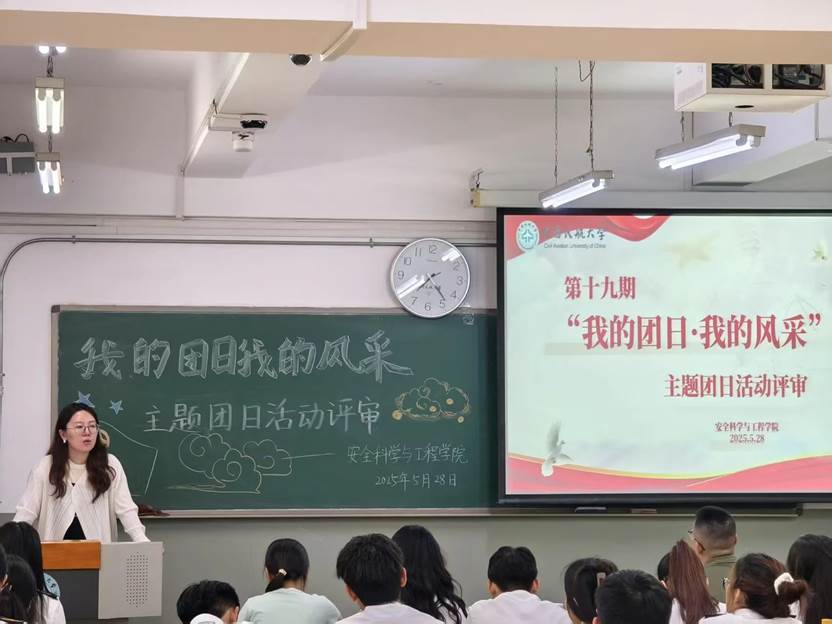 一群人在台上演讲 AI 生成的内容可能不正确。