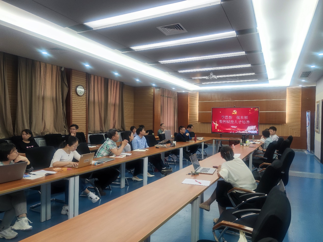 会议室里的人们描述已自动生成