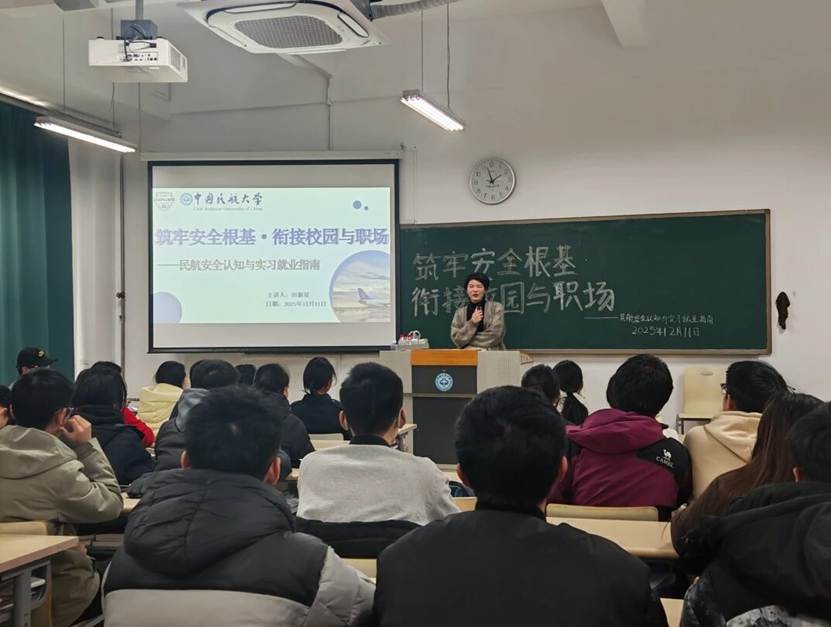 一群人正在听演讲 AI 生成的内容可能不正确。