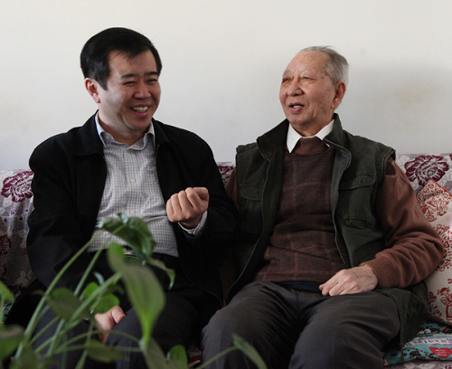 景一宏看望离休干部赵政清