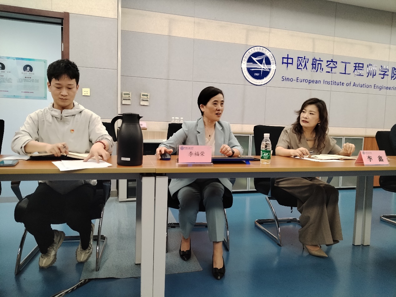 一群人在餐厅里中度可信度描述已自动生成