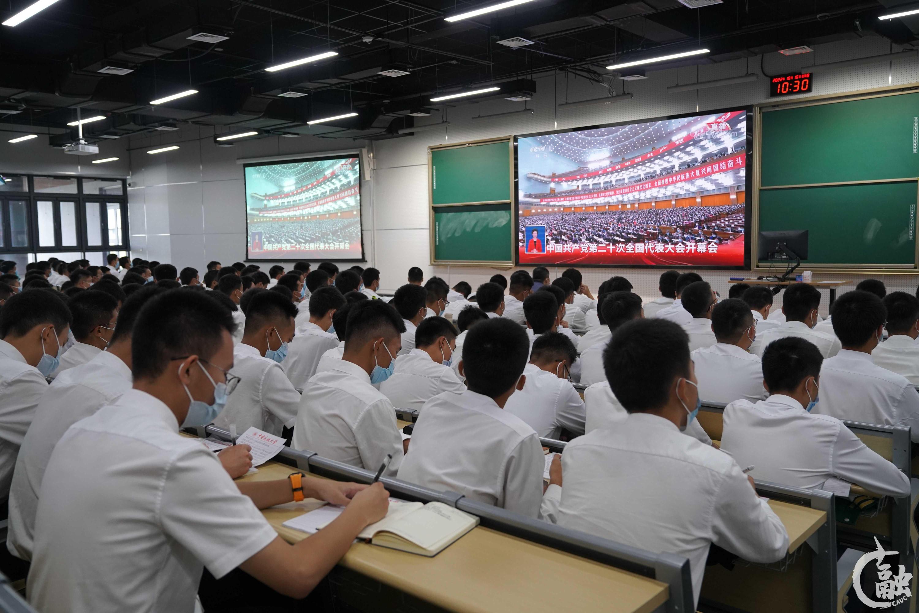 14 飞行分校学生在教室集中观看开幕会 摄影 武庚辛.jpg