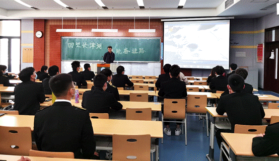 会议室里的人们描述已自动生成