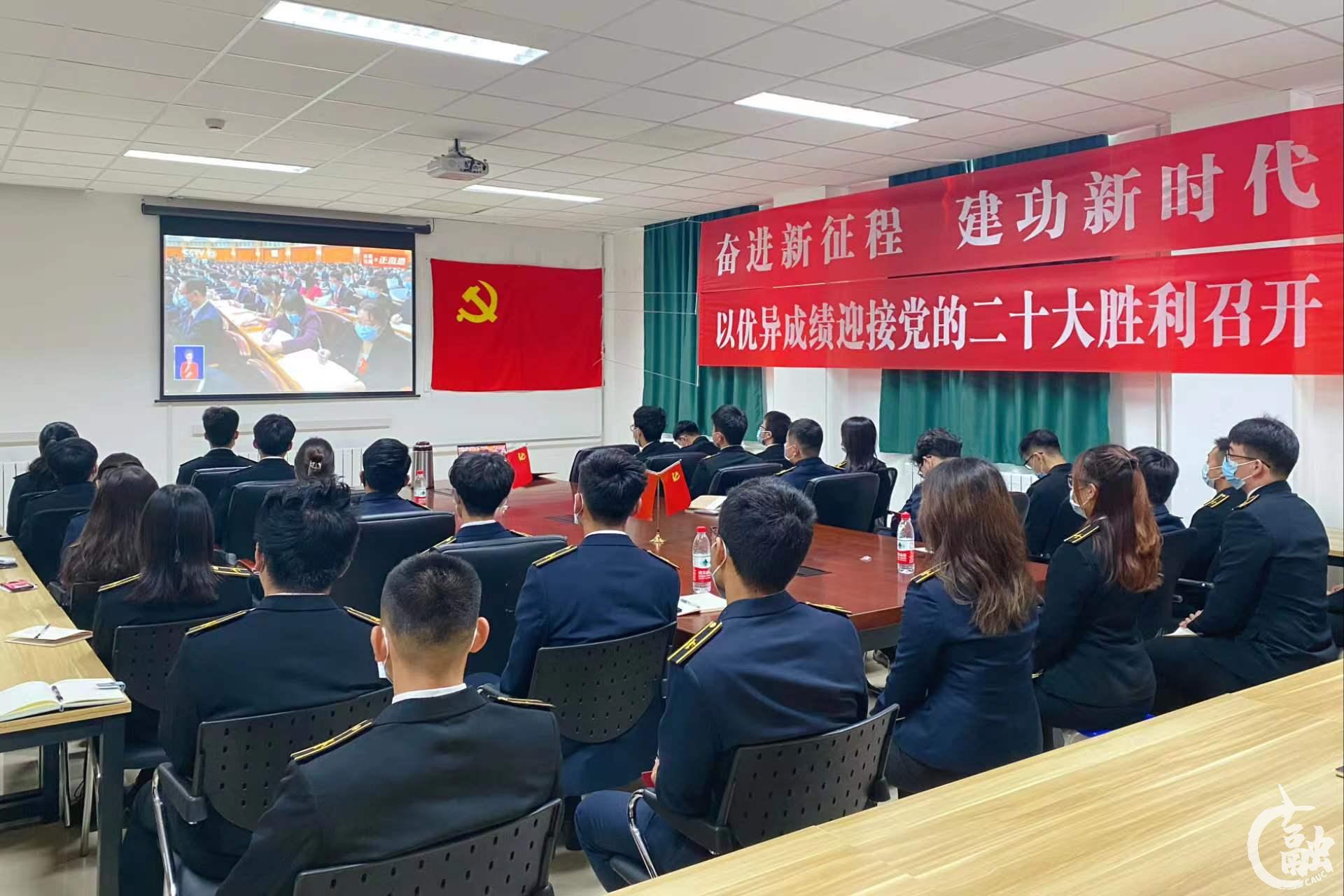 15 航空工程学院学生收看直播.jpg