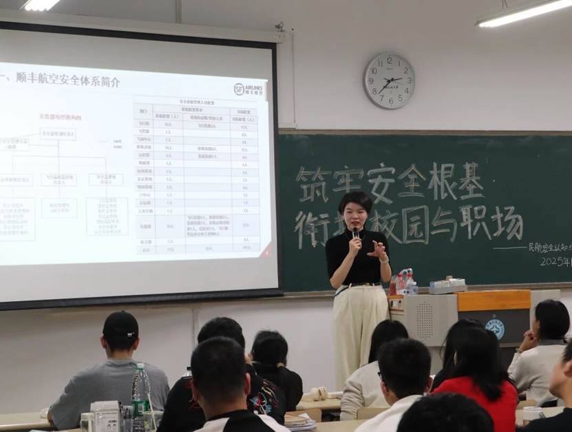 一群人在台上演讲 AI 生成的内容可能不正确。