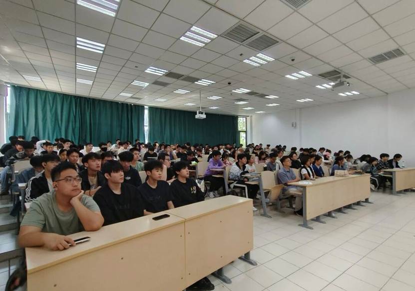 人们在房间里 AI 生成的内容可能不正确。