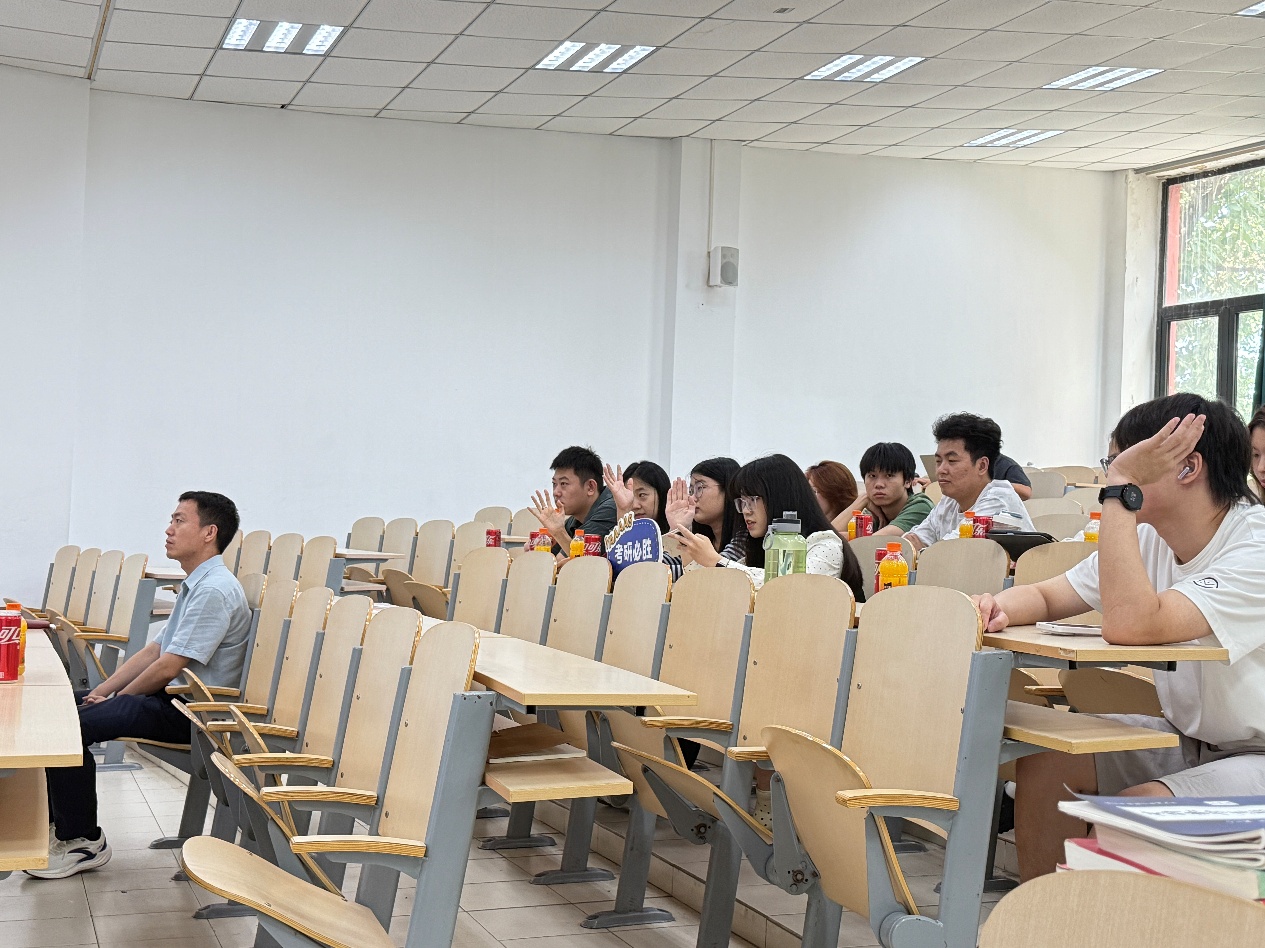 人们在桌子边 AI 生成的内容可能不正确。