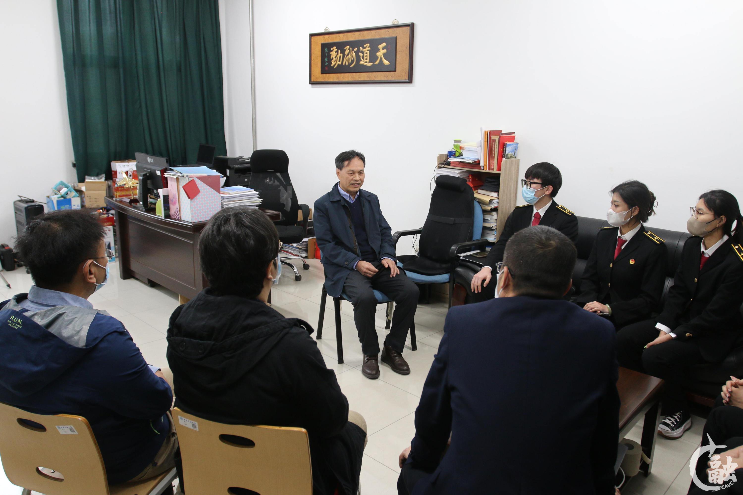 1.工会办党支部与学生代表走访慰问天津市劳动模范孙瑞山教授.jpg