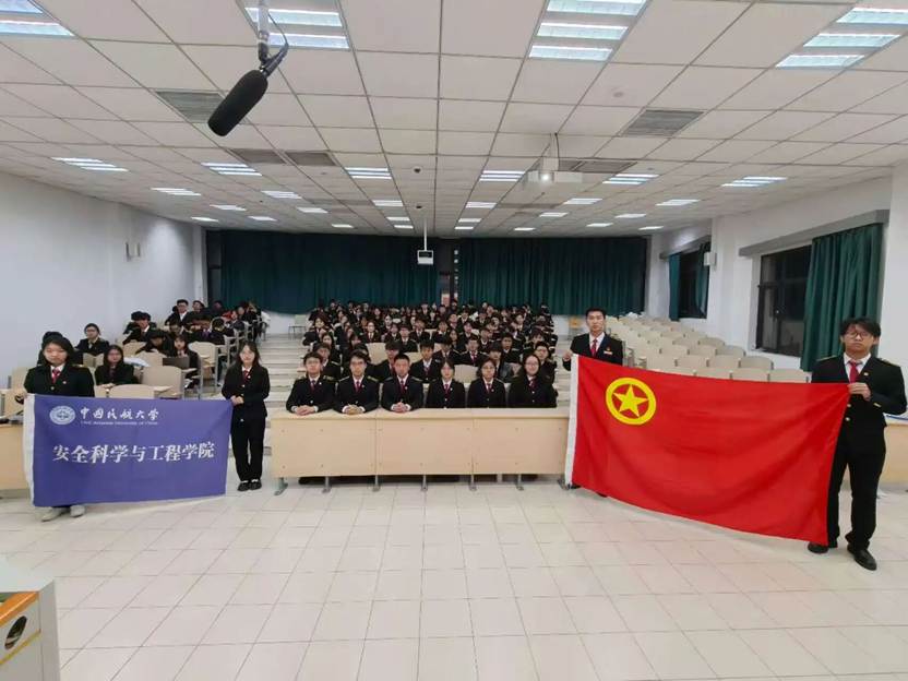 房间的摆设布局 AI 生成的内容可能不正确。