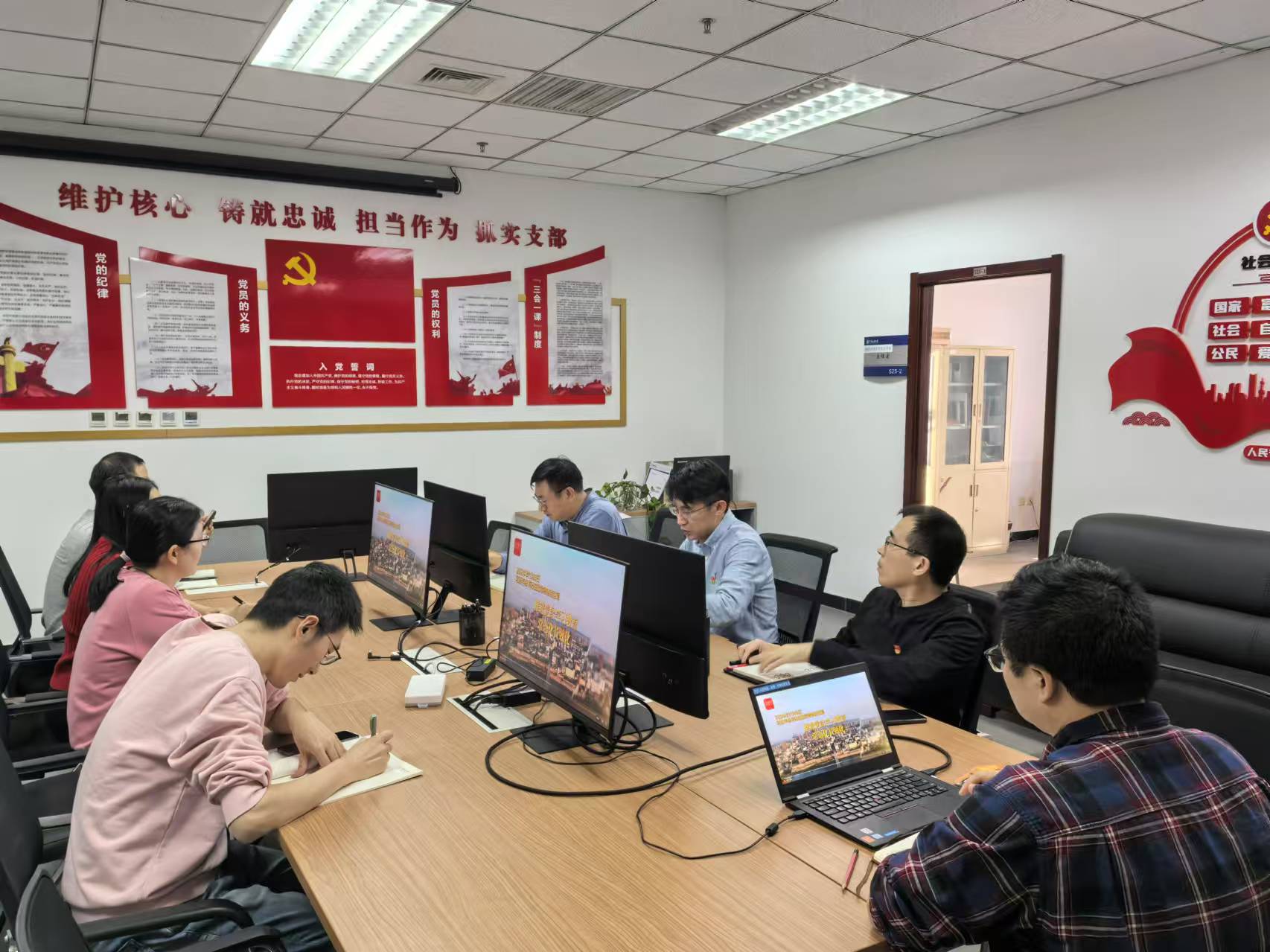 98ffbd6d2aaf328206a1b26eccf4ee2