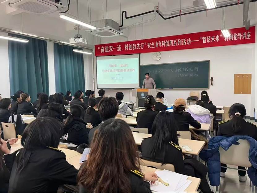 一群人在开会 AI 生成的内容可能不正确。