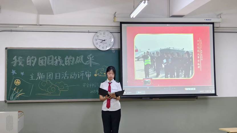 人站在电视前 AI 生成的内容可能不正确。