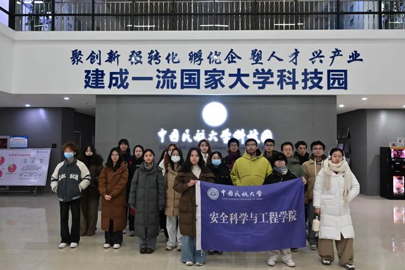 一群人站在台上演讲 AI 生成的内容可能不正确。