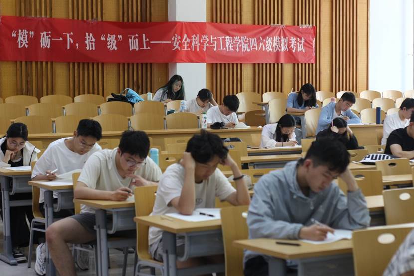 一群人坐在桌子前 AI 生成的内容可能不正确。