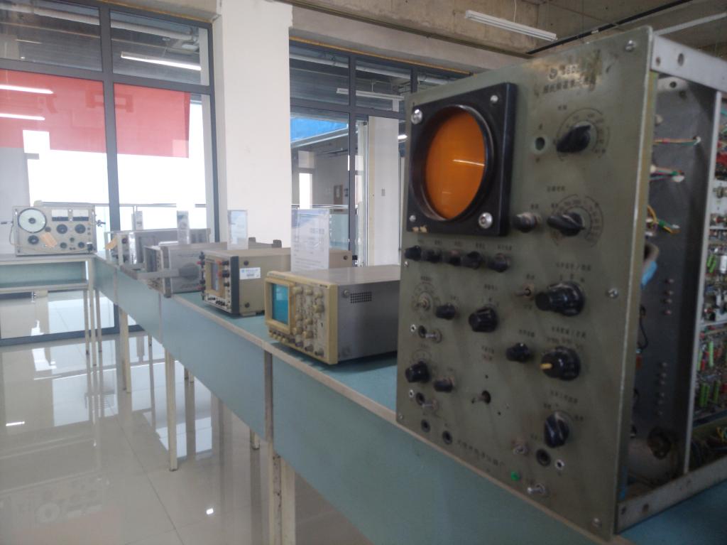 现场陈列的设备仪器