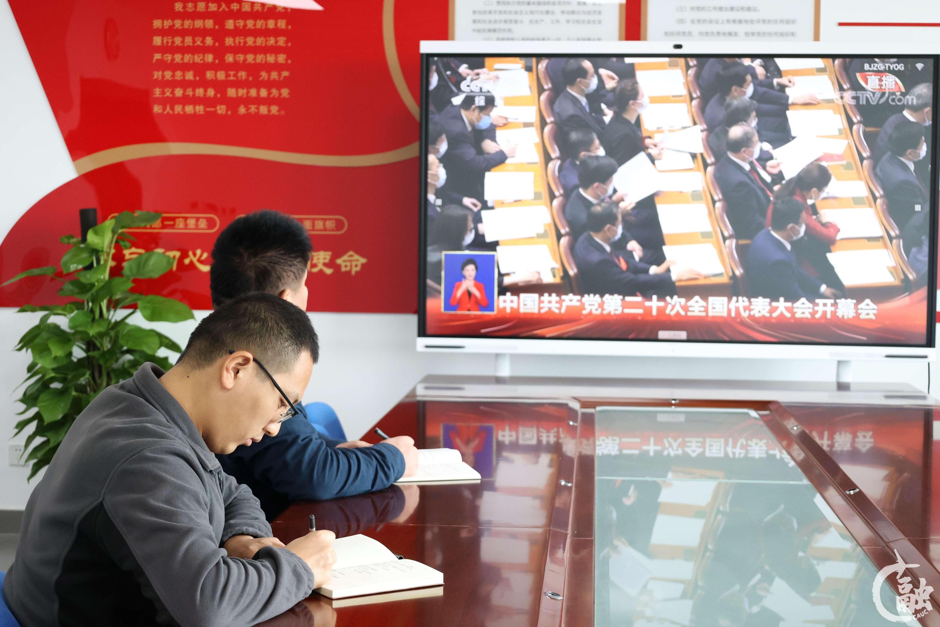 6 乘务学院教师收看开幕会 摄影 盛梦瑄.jpg