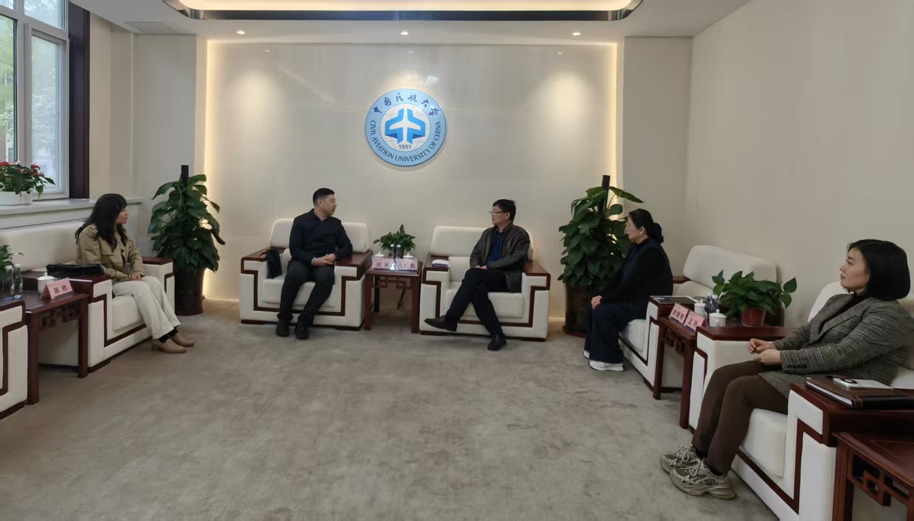 天津市台湾同胞联谊会党组成员、市黄埔军校同学会秘书长赵斌一行来校调研