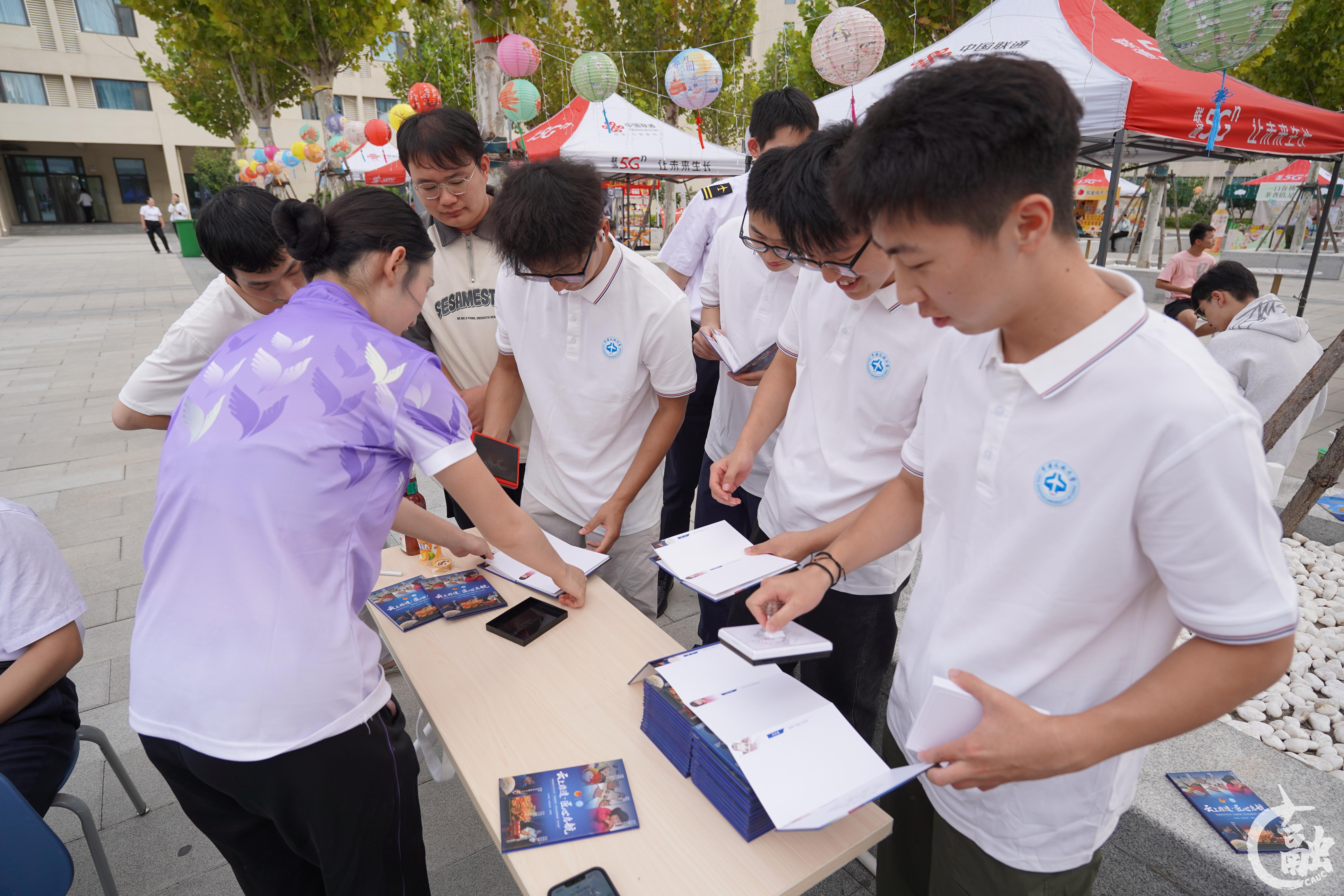 相声专场定制印章吸引同学们纷纷打卡(图片:赵浩博).JPG undefined